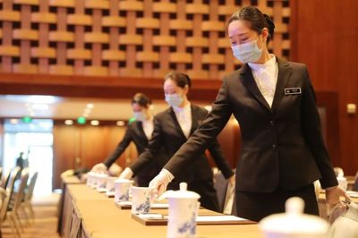 精雕細(xì)琢，盡顯大國(guó)風(fēng)范 探訪國(guó)賓服務(wù)隊(duì)，看會(huì)議服務(wù)如何繪就新時(shí)代“工筆畫(huà)”